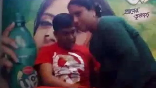 સોનેરી નહીં fucked પર વીડીયો સેકસી આ ઓફિસ ડેસ્ક