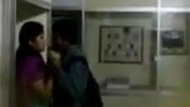 સેક્સ સાથે એક સેકસી પીચર વીડીયો ભૂતપૂર્વ બાથરૂમમાં